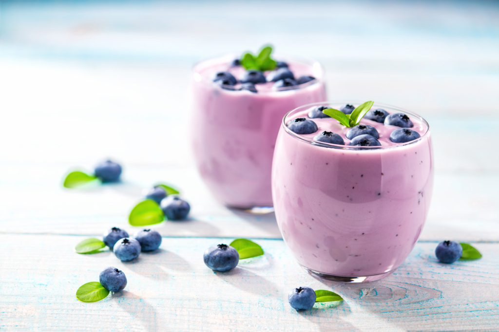 A smoothie bowl with blueberries: healthy and weight loss friendly.