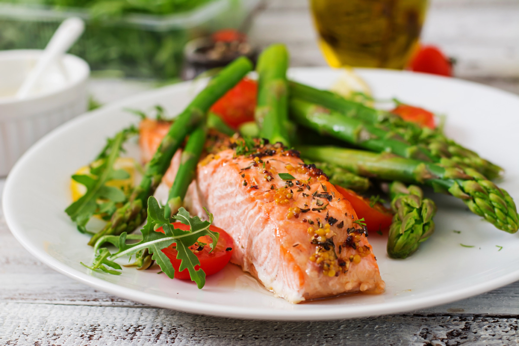 A perfect dinner: baked salmon with arugula and vegetables.