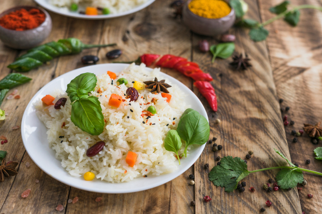 Steamed rice with vegetables: easy to cook and budget friendly.