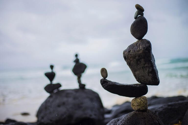 Баланс камней на пляже.