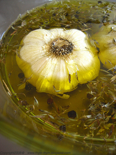 Vegetable oils with garlic and spices