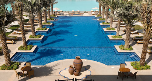 Hotel in Dubai with a big swimming pool.