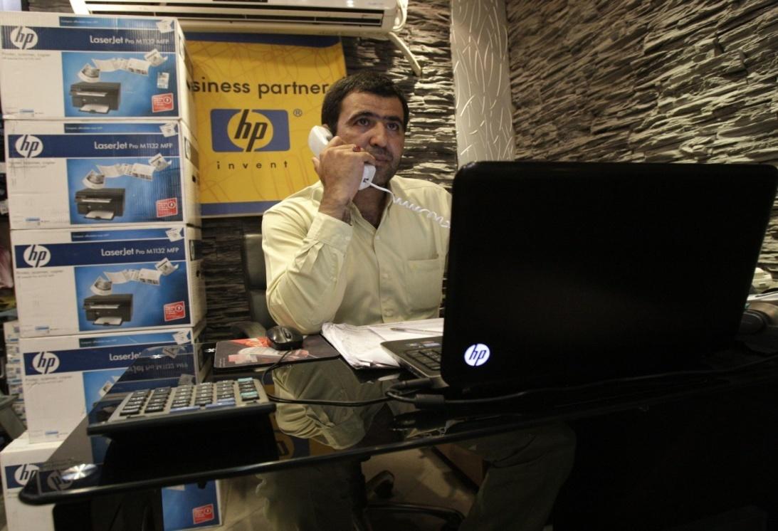 An employee of HP Corporation resolves a customer’s issues via phone