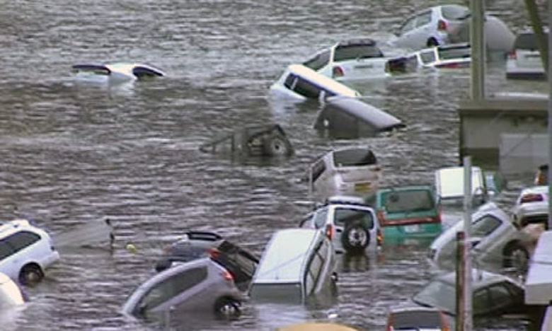  Vehicles are washed away by the tsunami.