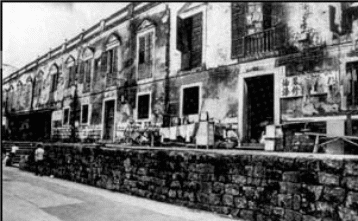 Longitudinal row of stone houses in S. Anthony Street. The Portuguese prefer stone and Taipa houses.