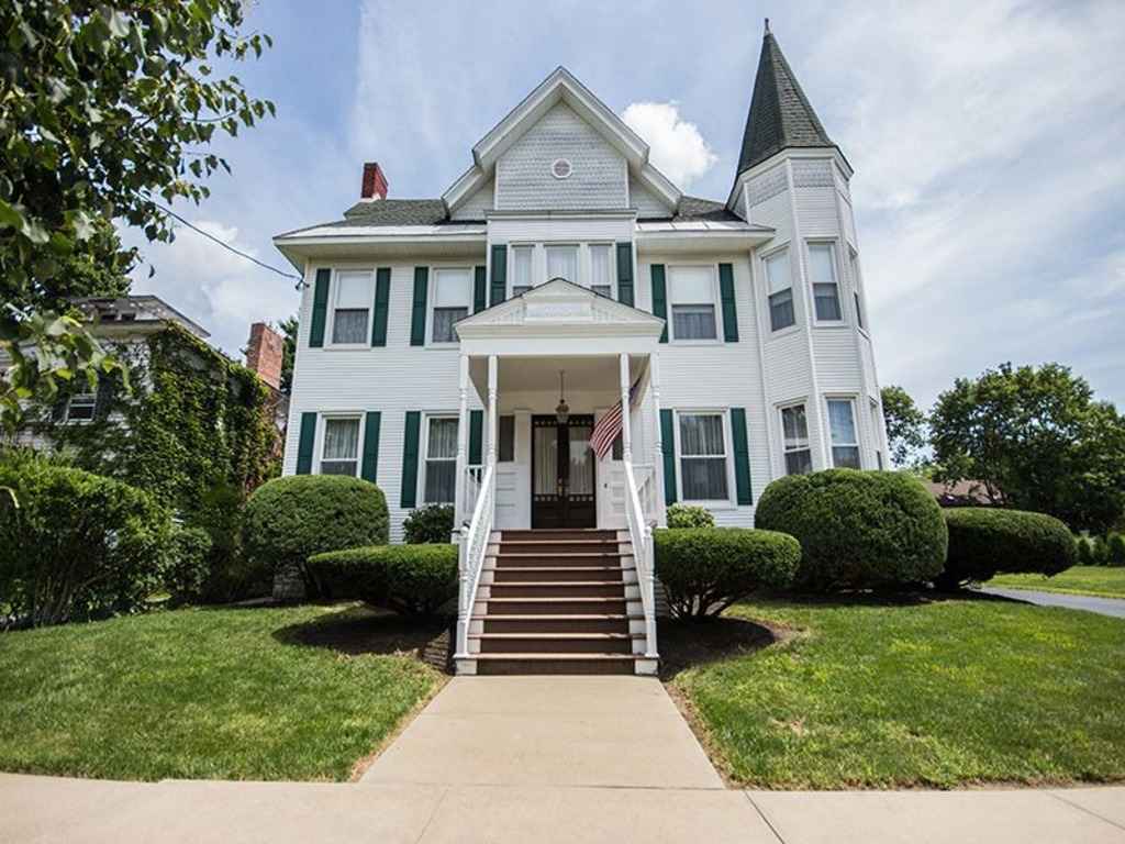 House Built Based on Queen Anne Style in the United States. Source (Bruno)18
