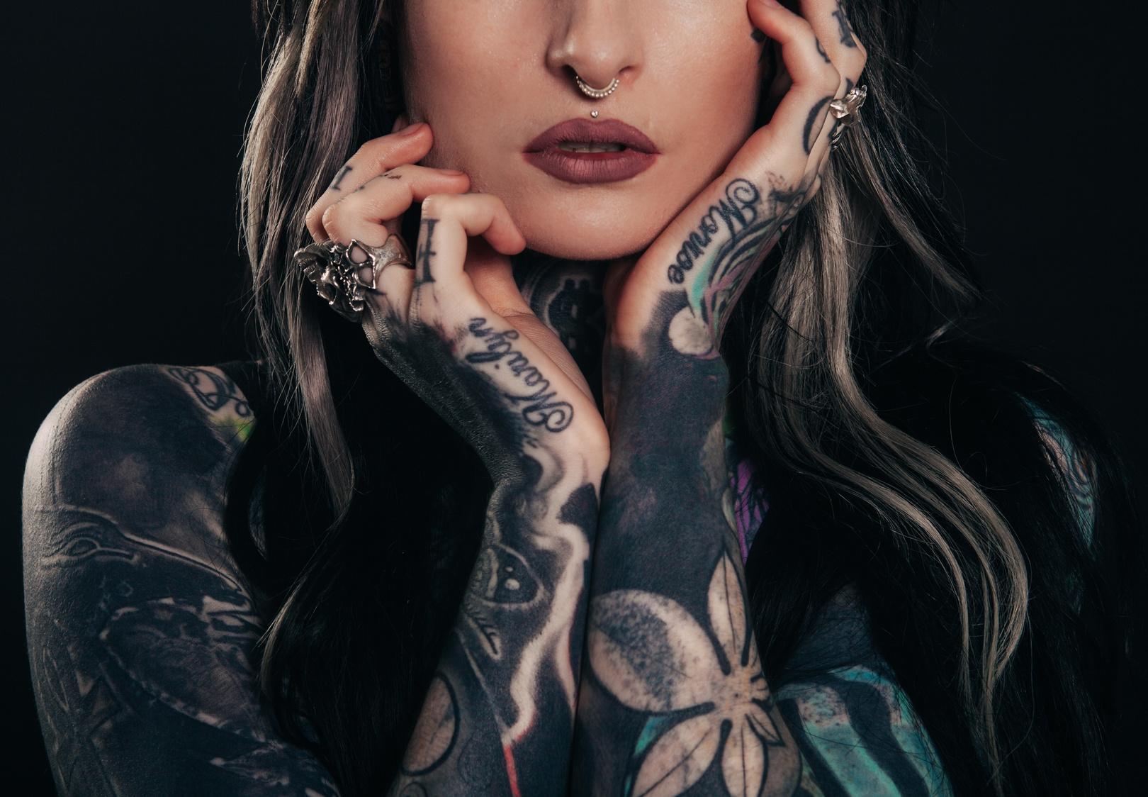 Using recognizable attributes of a person, such as tattoos, without their consent to advertising