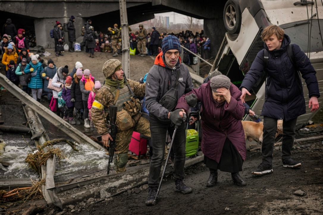 The photograph helps in discussing Ukraine's complex predicament and its effects on its people